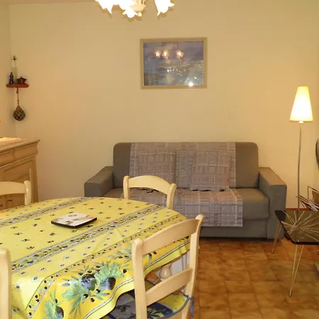 2 Pièces En Centre Dans Résidence Au Calme Golfe De Saint Tropez - Fr-1-780-50