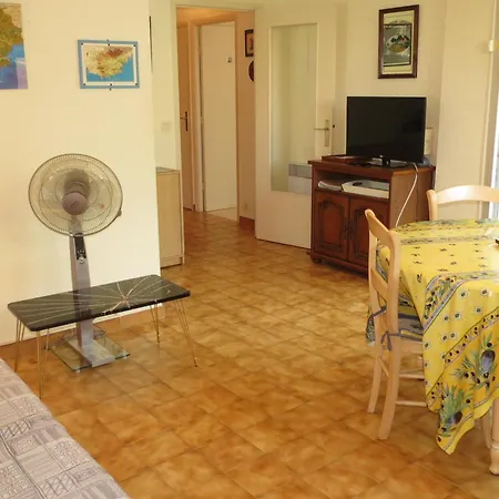 2 Pièces En Centre Dans Résidence Au Calme Golfe De Saint Tropez - Fr-1-780-50 Sainte-Maxime