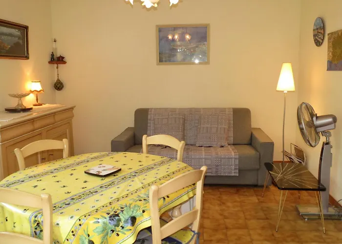 2 Pièces En Centre Dans Résidence Au Calme Golfe De Saint Tropez - Fr-1-780-50