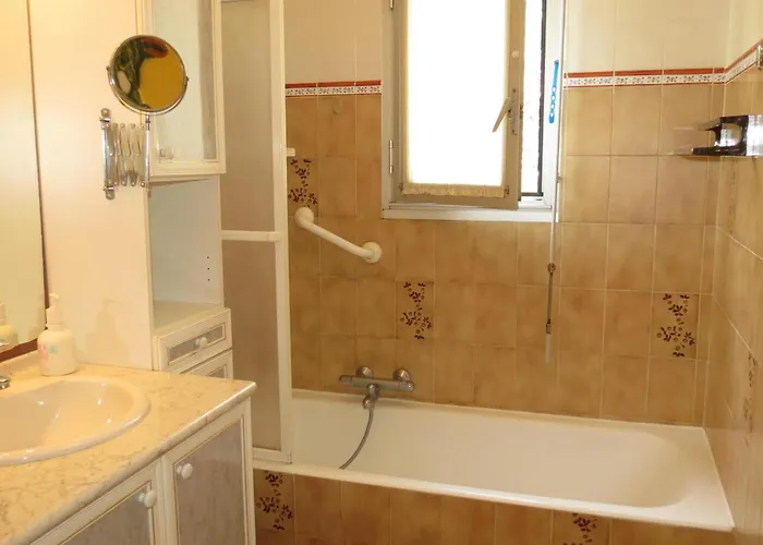 2 Pièces En Centre Dans Résidence Au Calme Golfe De Saint Tropez - Fr-1-780-50 Appartement *