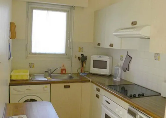 2 Pièces En Centre Dans Résidence Au Calme Golfe De Saint Tropez - Fr-1-780-50