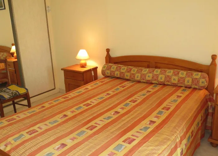 2 Pièces En Centre Dans Résidence Au Calme Golfe De Saint Tropez - Fr-1-780-50