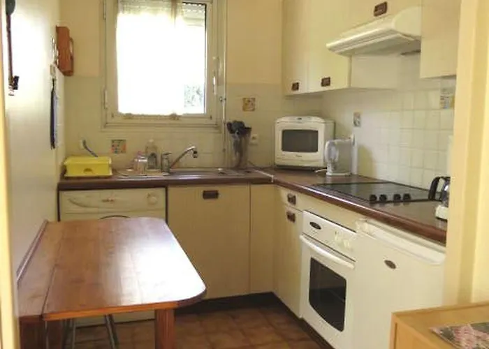 2 Pièces En Centre Dans Résidence Au Calme Golfe De Saint Tropez - Fr-1-780-50 *