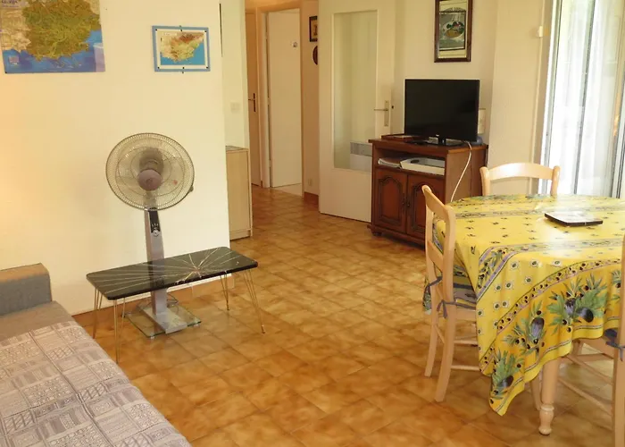 2 Pièces En Centre Dans Résidence Au Calme Golfe De Saint Tropez - Fr-1-780-50 Sainte-Maxime